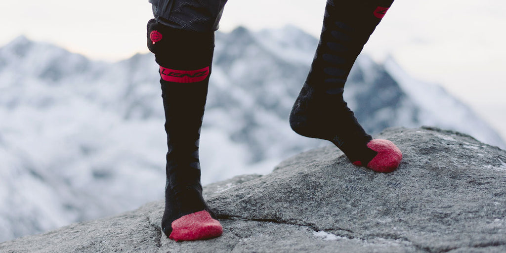 Füße mit Winterschuhen im Schnee