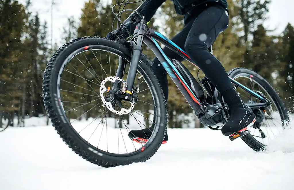 Mountainbike im Winter Schnee