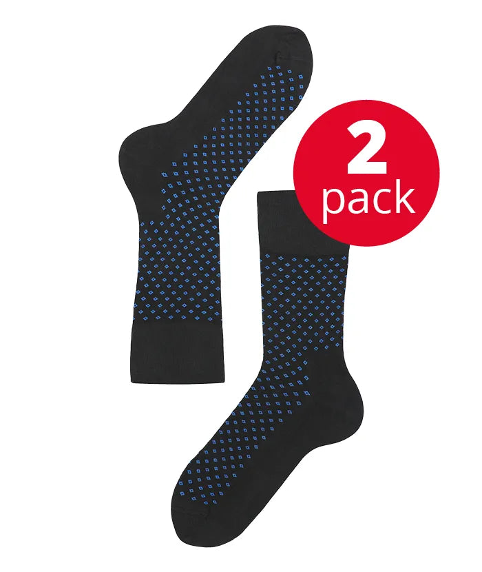 Think About Socken mit blauen Punkten
