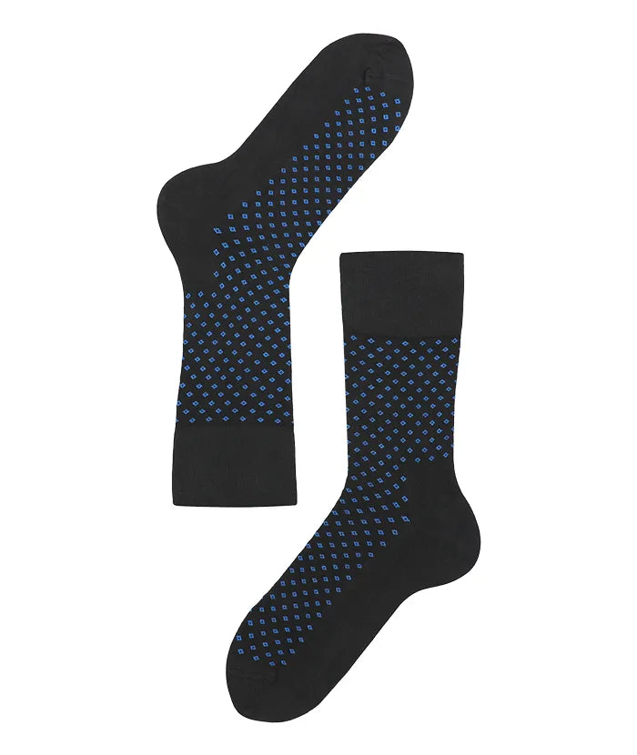 Think About Socken mit blauen Punkten