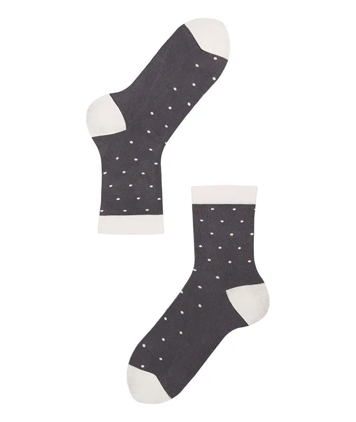 graue Think About Socken mit weißen Punkten