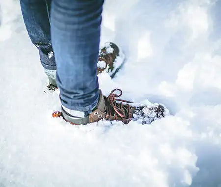 Winterschuhe im Schnee