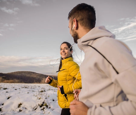 Zusammen joggen im Winter