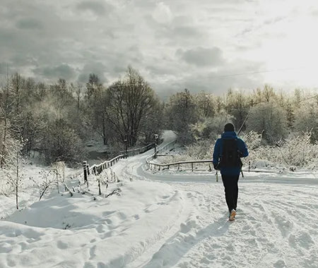 Person läuft im Winter Schnee