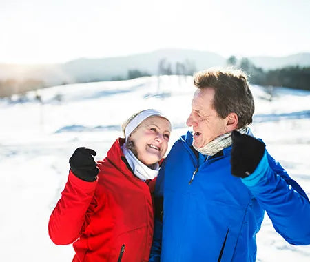 Glückliche Menschen im Schnee