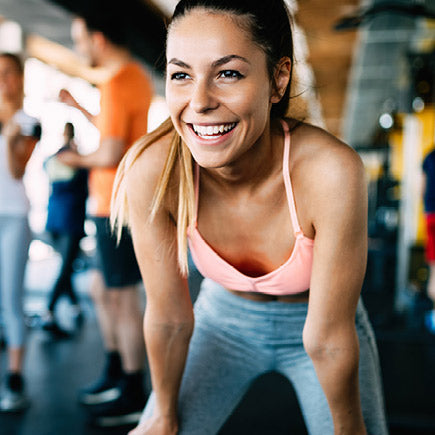 lächelnde Frau in einem Fitnessstudio